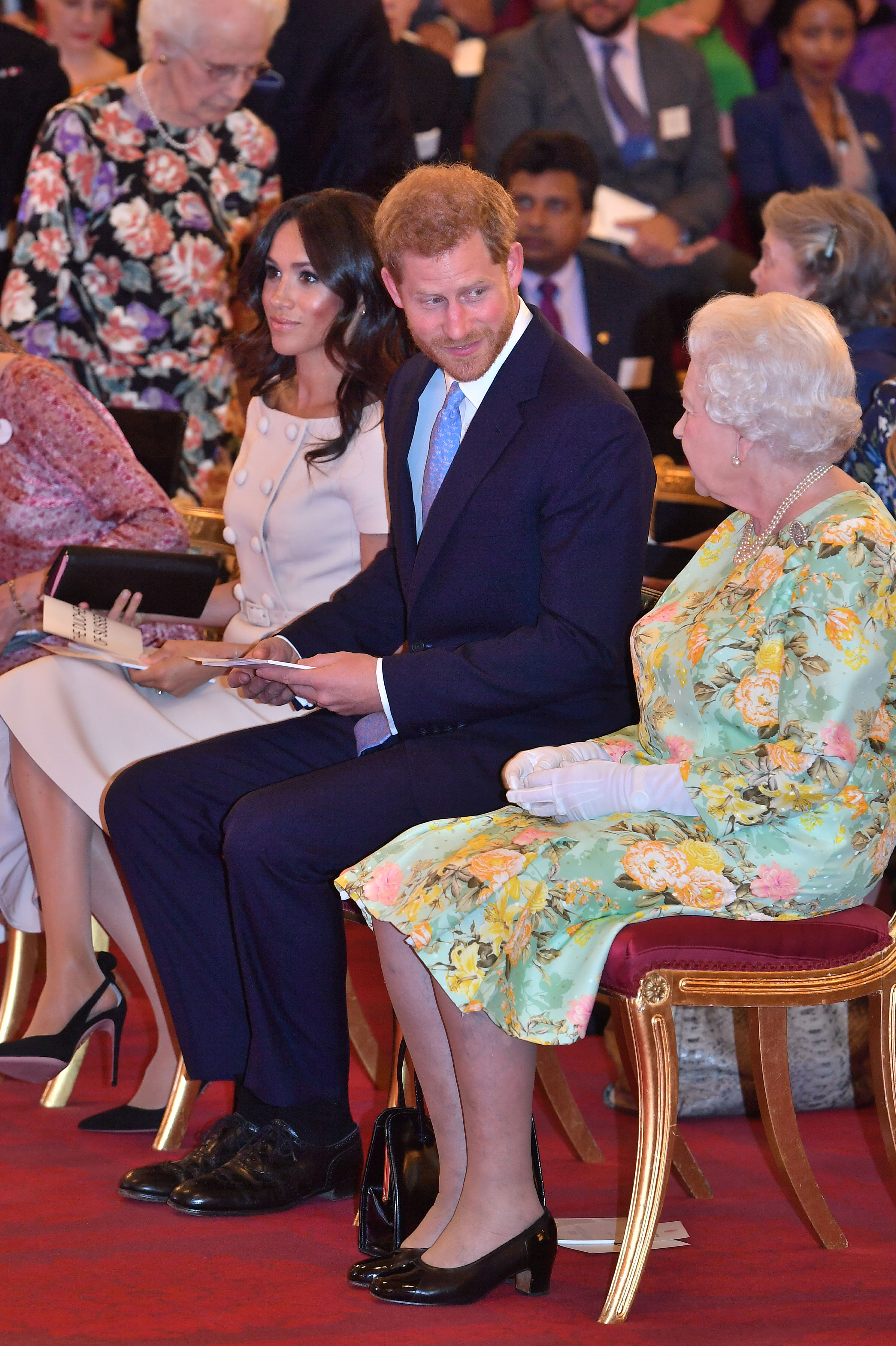 FOTO | Meghan Markle, lipsită de respect în fața Reginei Marii Britanii. Cum a stat ducesa de Sussex la fotografia oficială