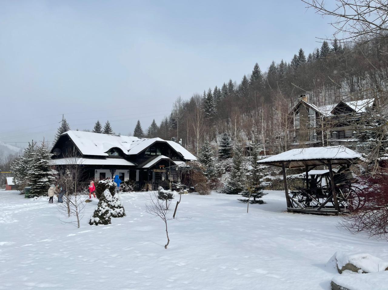Alături de copiii din Ucraina. Poveste din trenul care duce spre graniță.„Oamenii mor de foame și de sete în subsolurile blocurilor bombardate. Dacă ies sunt vânați de lunetiști, ca în jocurile pe calculator”