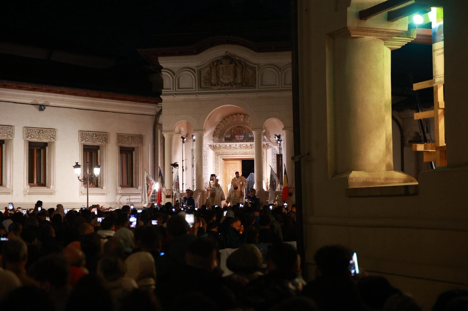 Hristos a înviat! Credincioșii au luat lumină la slujba de Înviere de la Patriarhia Română, oficiată de Preafericitul Daniel