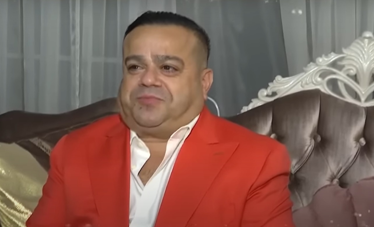 Imagini din casa lui Adrian Minune din Ștefăneștii de Jos. În garajul vilei sunt cele două mașini de lux, un Ferrari și un Lamborghini