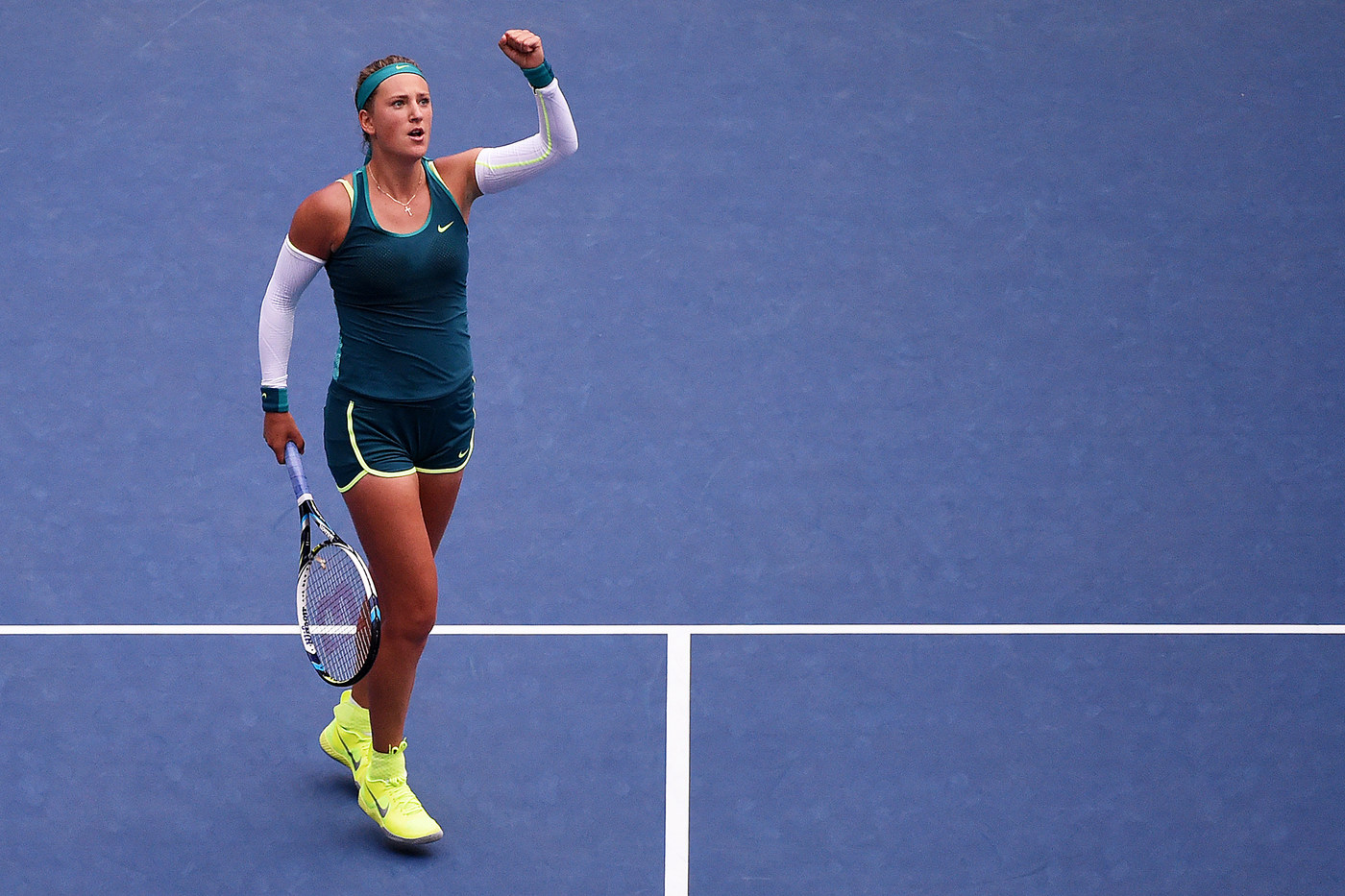 Superperformanţă realizată de Simona Halep, care a învins-o pe Victoria Azarenka, în trei seturi, şi s-a calificat în semifinalele de la US Open. Românca a condus ostilităţile în primul set, l-a cedat pe cel secund, dar a fost formidabilă în decisiv. Meciul a fost întrerupt o oră în ultimul act din cauza ploii. Simona a egalat performanţa Irinei Spârlea din 1997 / LIVE BLOG & SUPERGALERIE FOTO