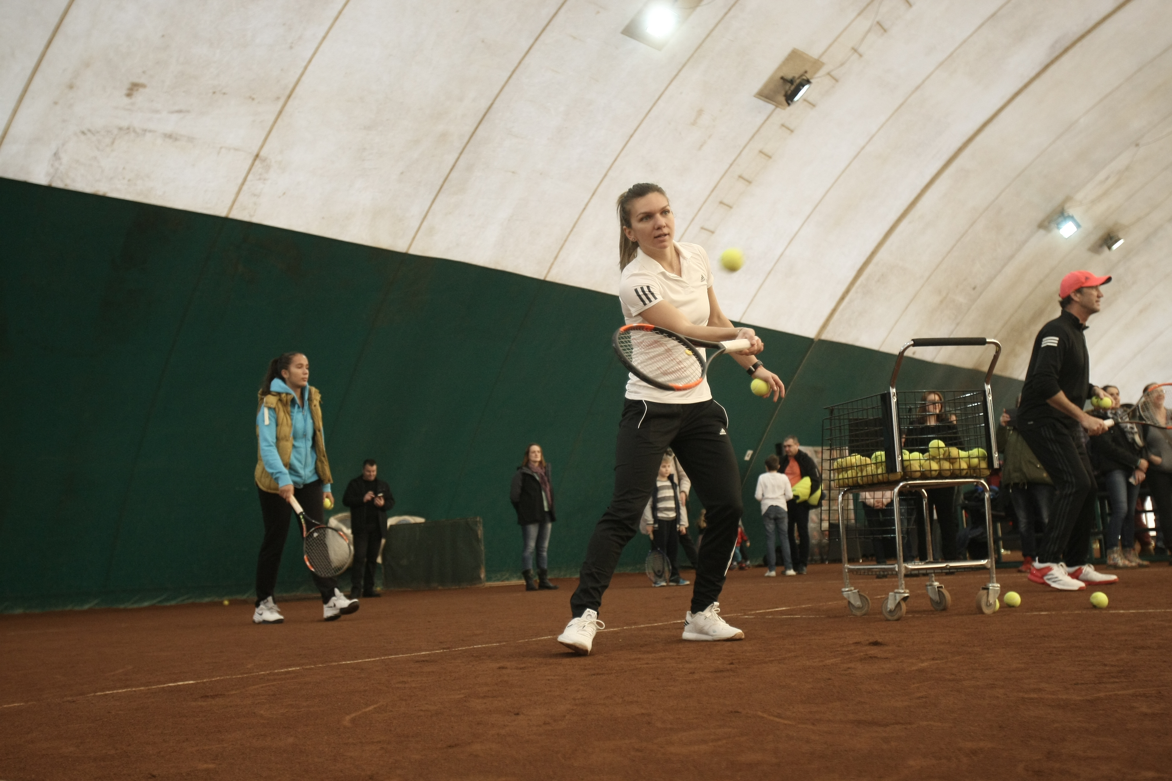Simona Halep și-a luat energie de la copii! Un fost fotbalist stelist și-a adus fata, ca să ia autograf de la campioană / GALERIE FOTO