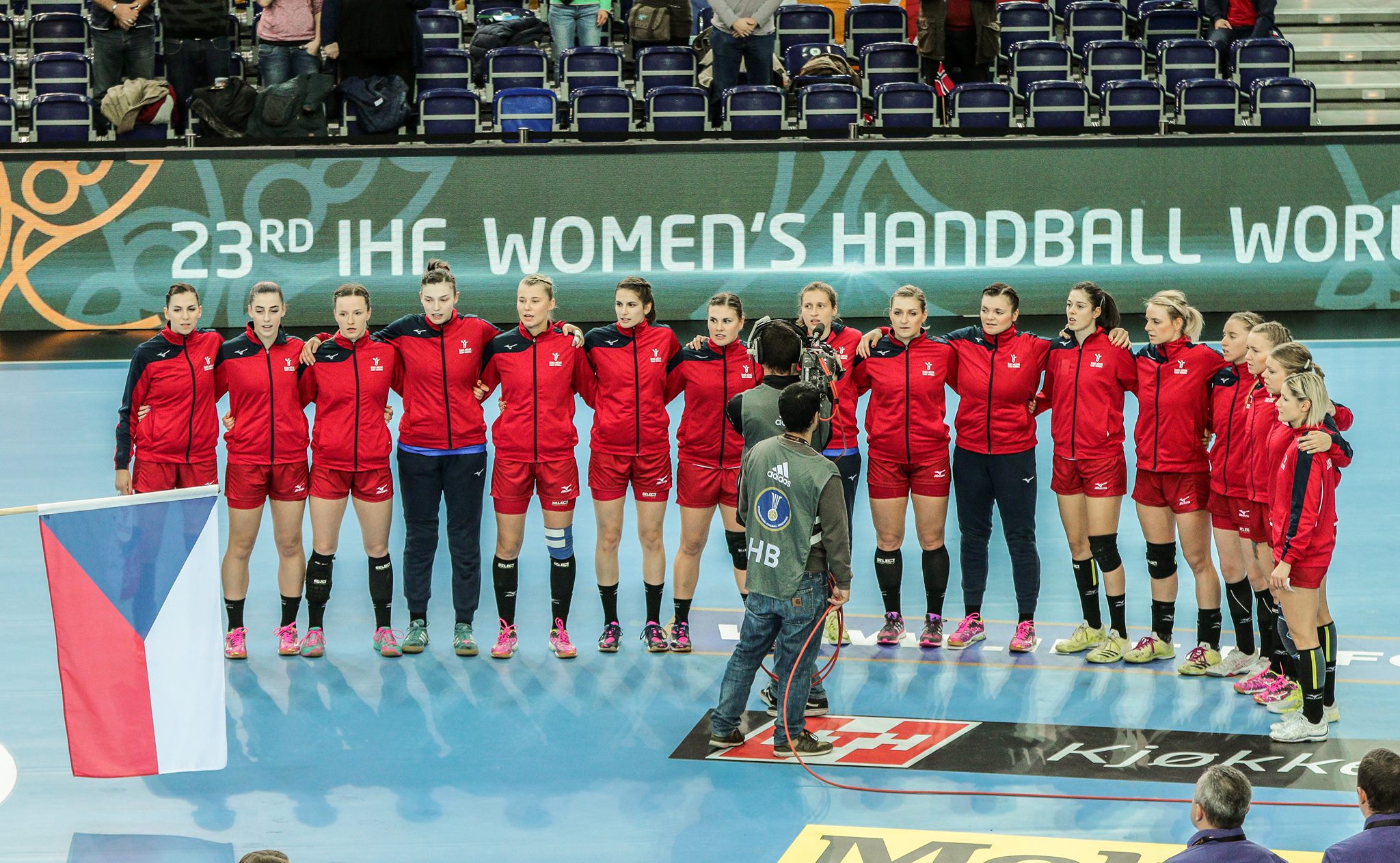 FOTO&VIDEO / Ele sunt cehoaicele care ne-au eliminat de la Campionatul Mondial de handbal feminin 2017! O tatuată nebună care lucrează ca DTP-ist și sexy-sora unui hocheist ne-au trimis acasă