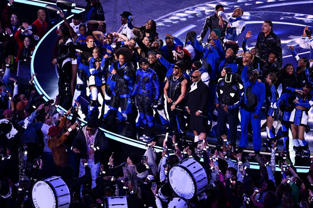 Usher a făcut spectacol cu hiturile sale în pauza Super Bowl 2024. Invitații-surpriză din timpul show-ului | VIDEO