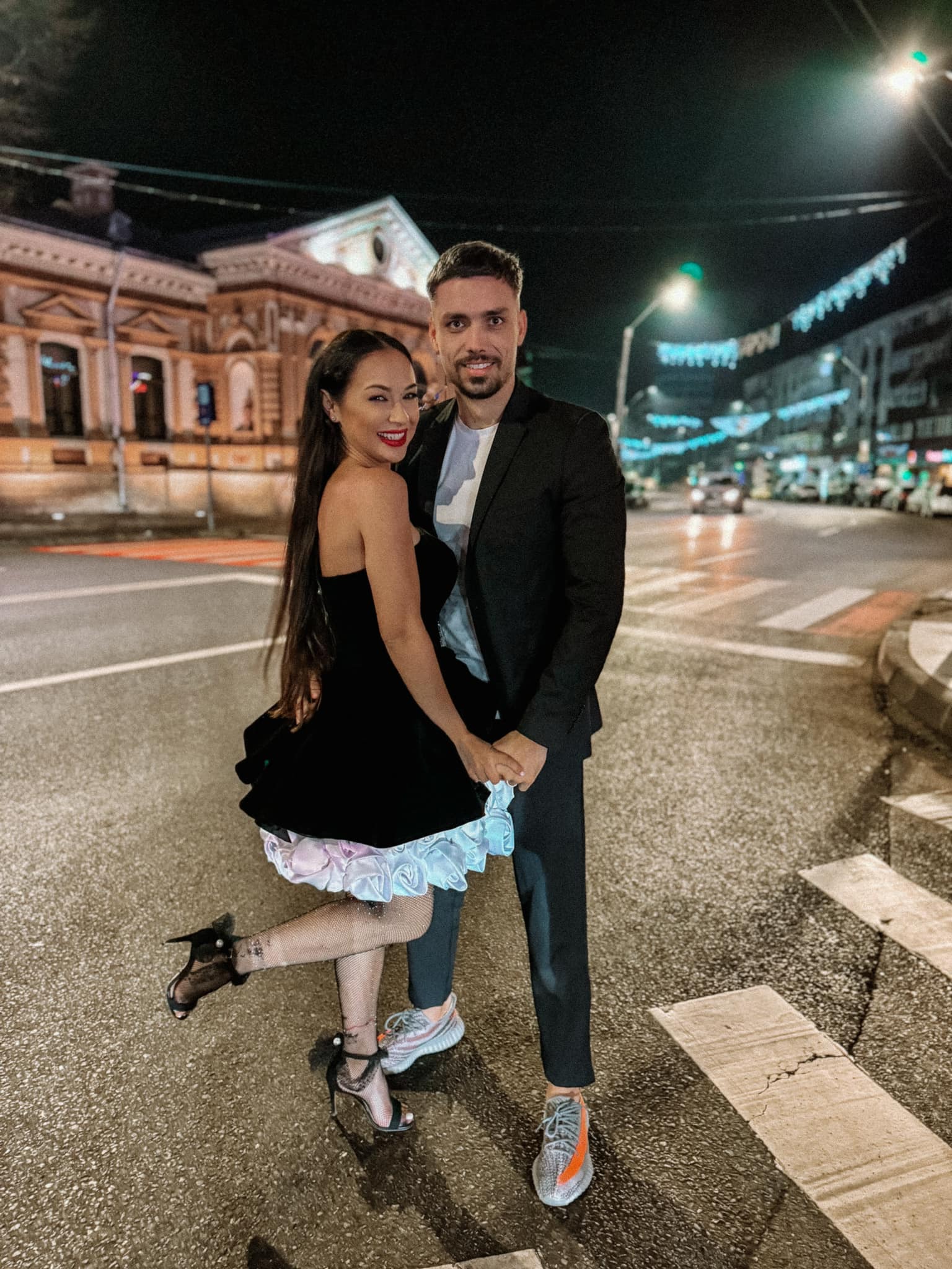 Imagini cu casa în care locuiește Vlăduța Lupău. Mobila a fost făcută la comandă și s-au folosit materiale de lux