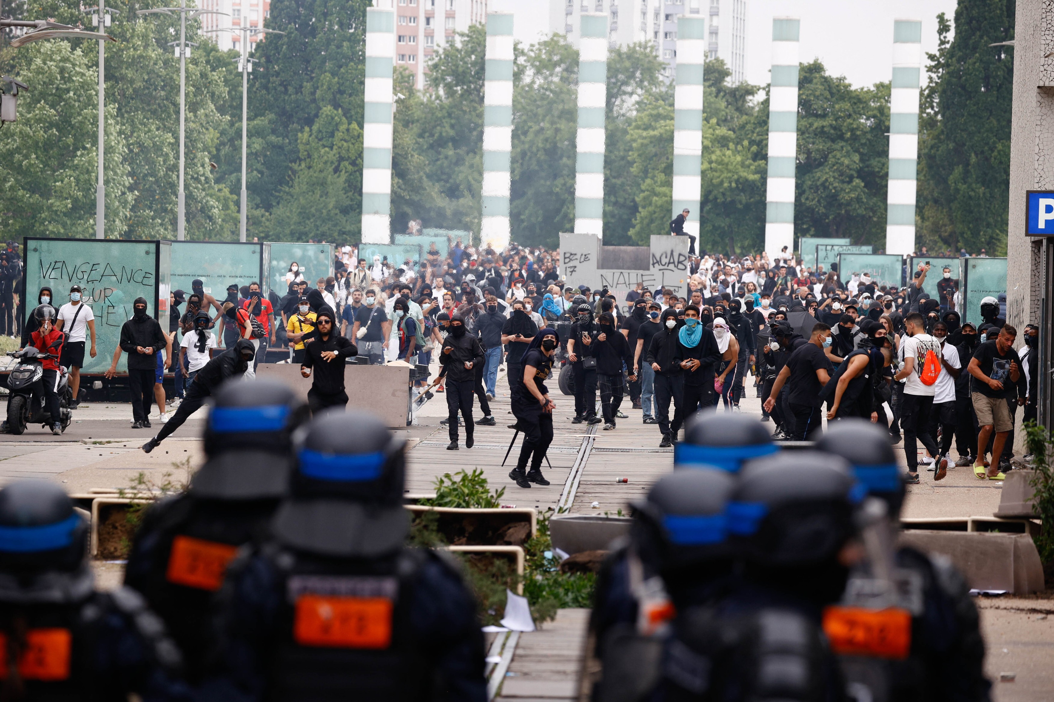 Haos pentru a treia noapte în Franța, după ce un polițist a ucis un adolescent. 400 de arestări și restricții de circulație în mai multe orașe
