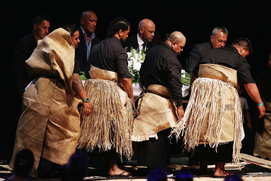Imagini cutremurătoare de la căpătâiul lui Johan Lomu, decedat la doar 40 de ani! Copiii fostului star au purtat la ceremonie tricouri cu numărul 11 / GALERIE FOTO