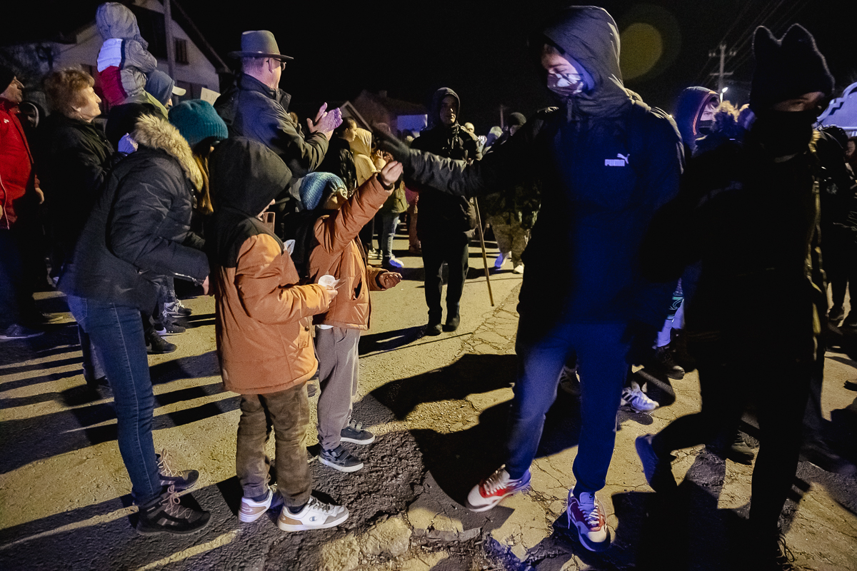 Cum protestează studenții sârbi prin marș și de ce strigă numele Laurei Kovesi