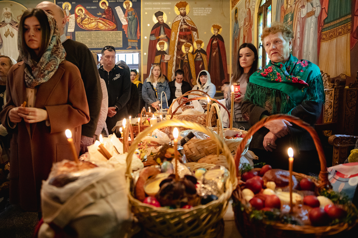 REPORTAJ. „Hrestos voskres!” Sute de refugiați s-au strâns la biserica ucraineană din Drumul Taberei: „Vom învinge, pentru că de partea noastră sunt dreptatea și pacea”