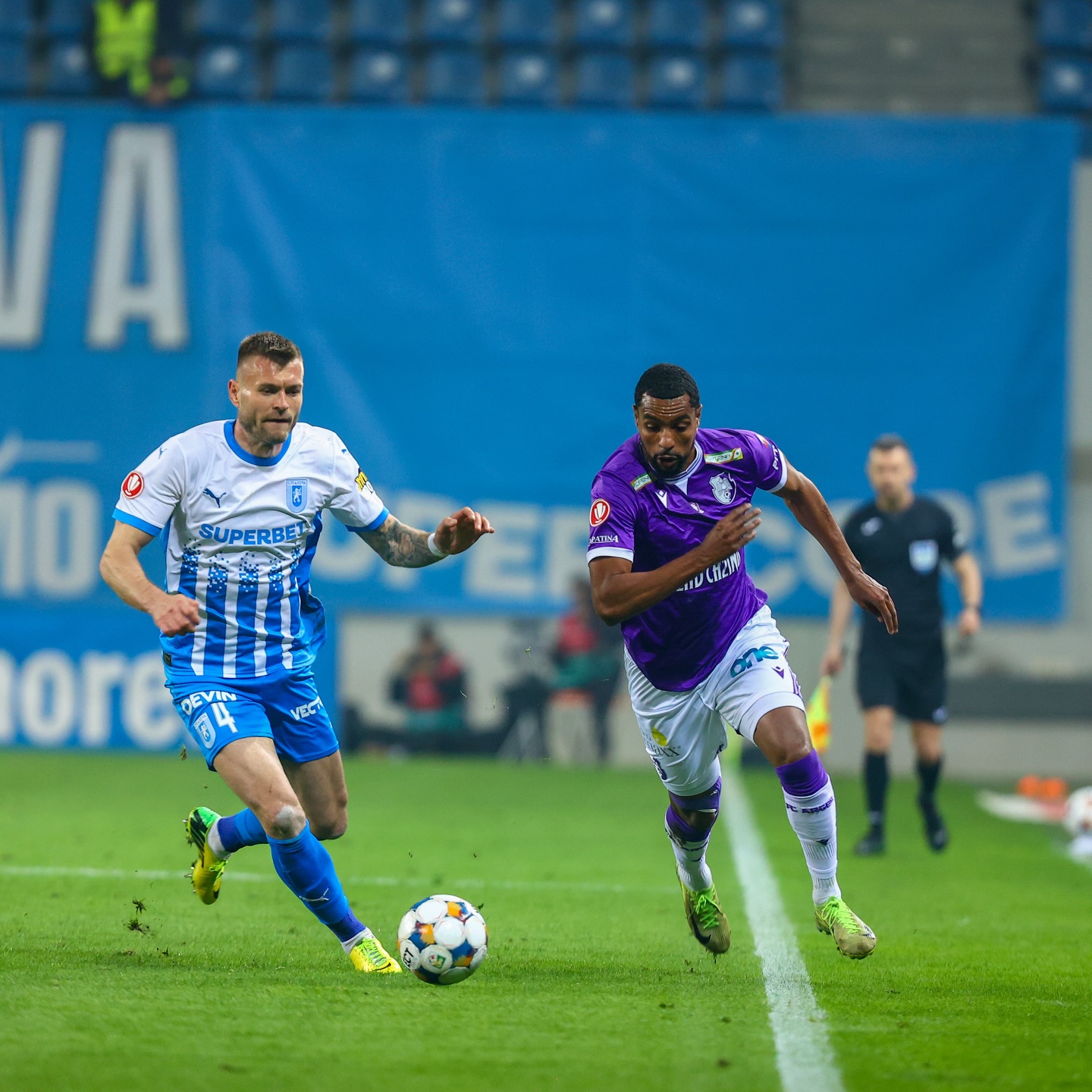 Atacantul venit direct din „Războiul Stelelor” să fie golgheter în România: „Dacă nu ajungeam fotbalist, eram mecanic auto! Îmi plac mașinile sport, putem vorbi o oră despre supercaruri”