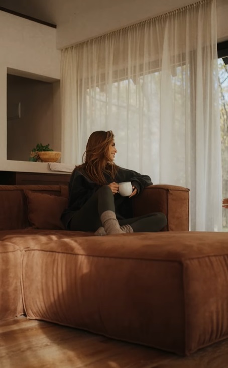 Imagini cu casa în care locuiește Sânziana Negru, lângă pădure. A construit-o de la zero: „Cea mai mare bătaie de cap cred că a fost cu muncitorii”