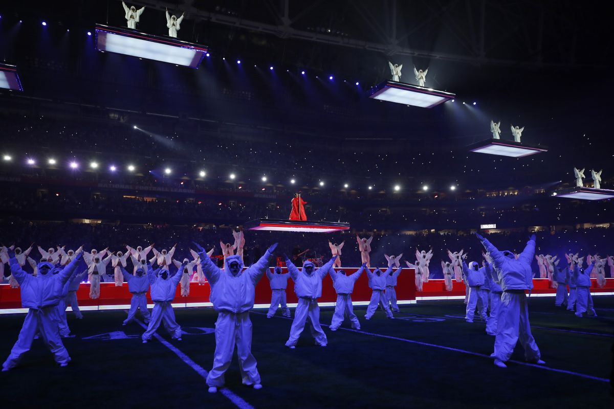 Rihanna a dezvăluit că este din nou însărcinată, în timpul concertului din pauza Super Bowl 2023