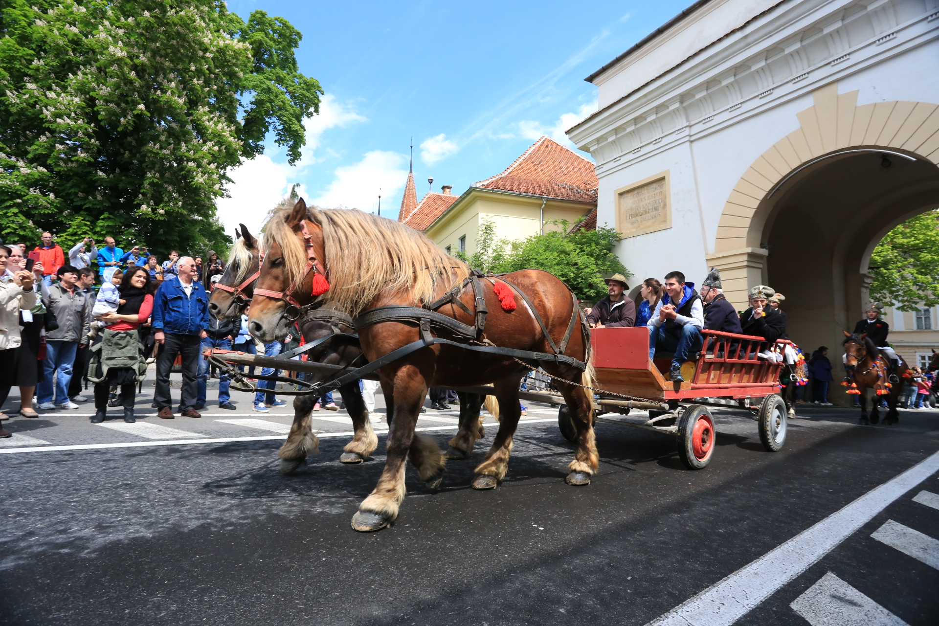 Mii de oameni au asistat la Parada Junilor la Brașov | GALERIE FOTO