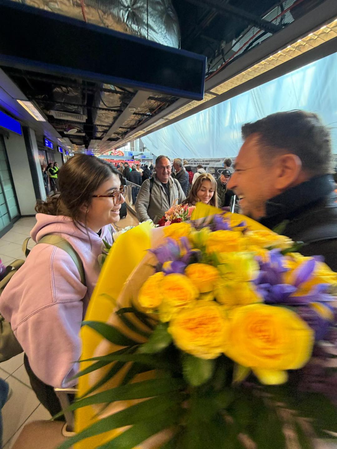 Familia lui Horia Brenciu a reușit să se întoarcă în România din Kuala Lumpur. Cum i-a așteptat artistul acasă