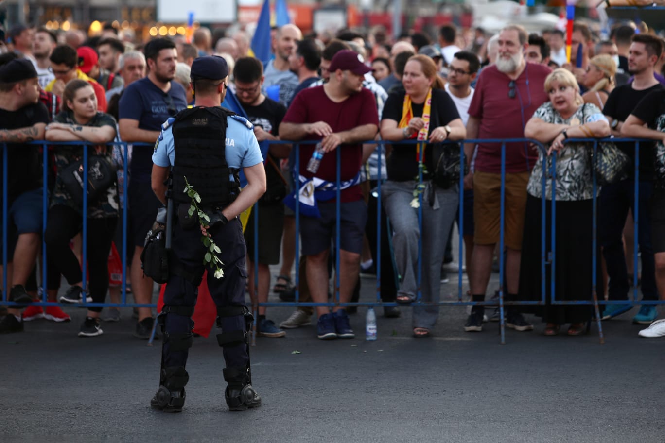 FOTO/ Jandarmi ajutați de protestatari să mute garduri, jandarmi care primesc flori de la protestatari. Imagini incredibile surprinse de fotoreporterul Libertatea
