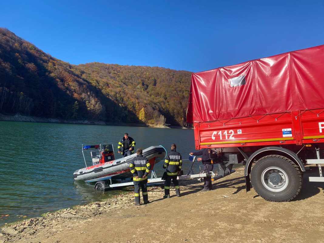 Intervenție cu 20 de pompieri la Barajul Paltinu, după un incendiu de pădure izbucnit în urmă cu o zi