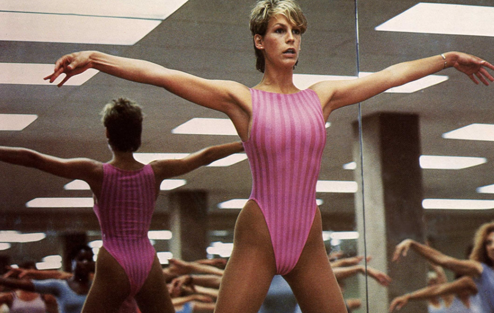 Megőrül az internet népe Jamie Lee Curtisért, aki újraalkotta a legszexibb filmjelenetét – videó