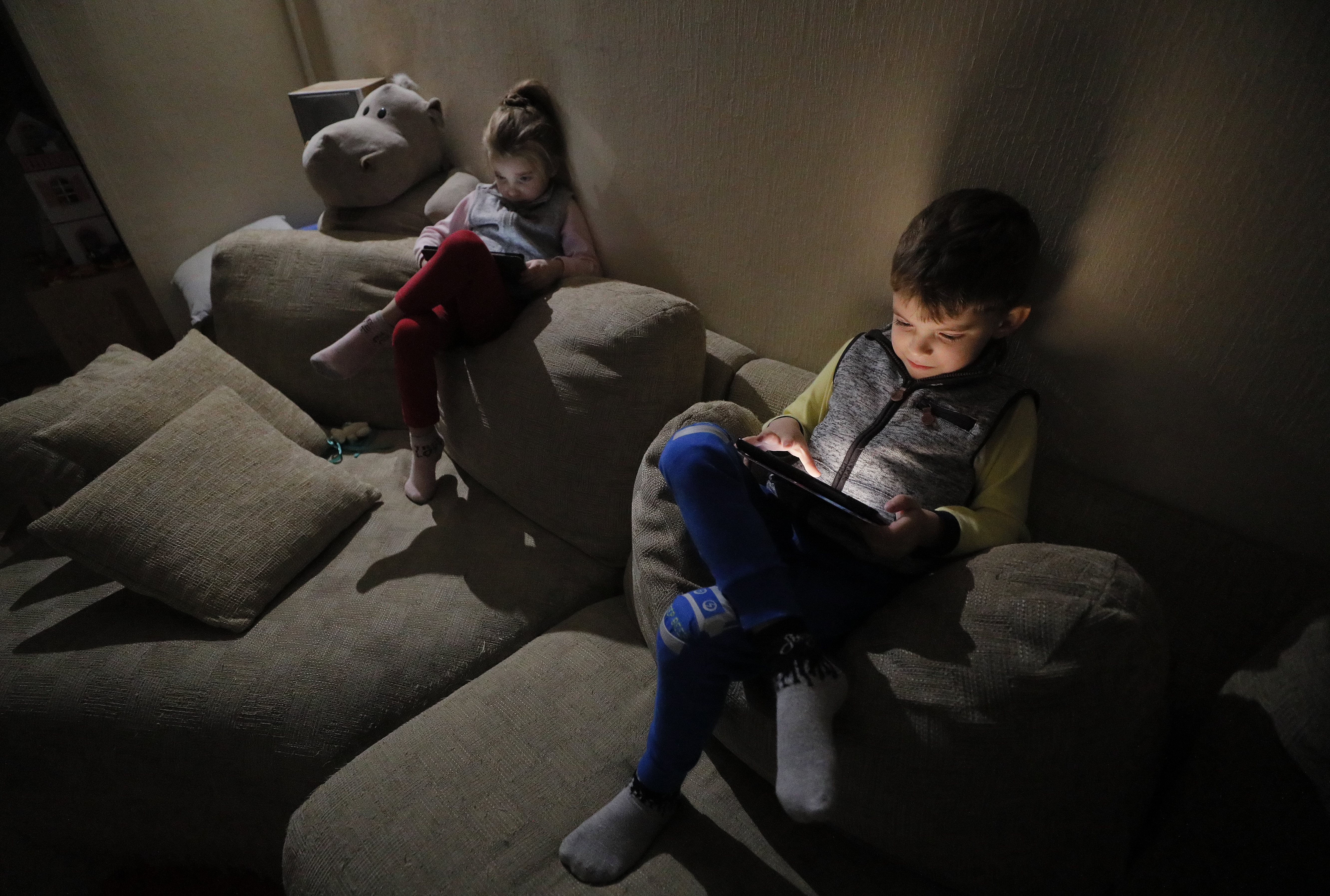 Imagini din Ucraina: cum trăiesc milioane de oameni fără curent. Rusia a atacat sâmbătă din nou cu rachete, țintit, centralele electrice