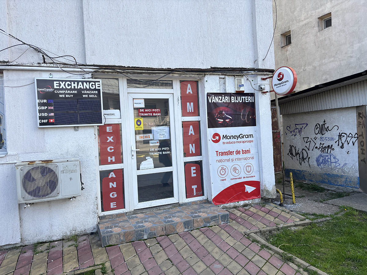 Tecuci, capitala păcănelelor. „Moși și romi mai suntem. Dacă n-ar fi păcănelele, ne-am sparge dinții zilnic”