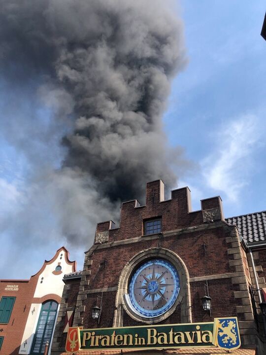 Incendiu uriaș în cel mai mare parc de distracții din Germania, Europa-Park. 25.000 de oameni au fost evacuați
