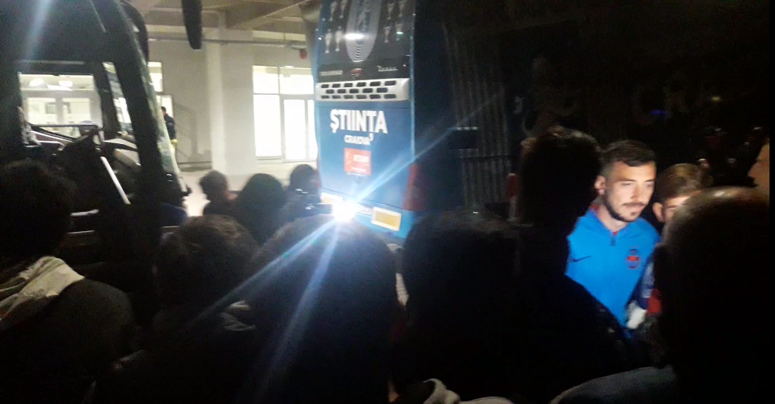 VIDEO | Miracol în Bănie. Fanii Craiovei au făcut selfie, în miez de noapte, cu fotbaliștii de la FCSB. În schimb, Mihai Stoica a fost înjurat ca la ușa cortului