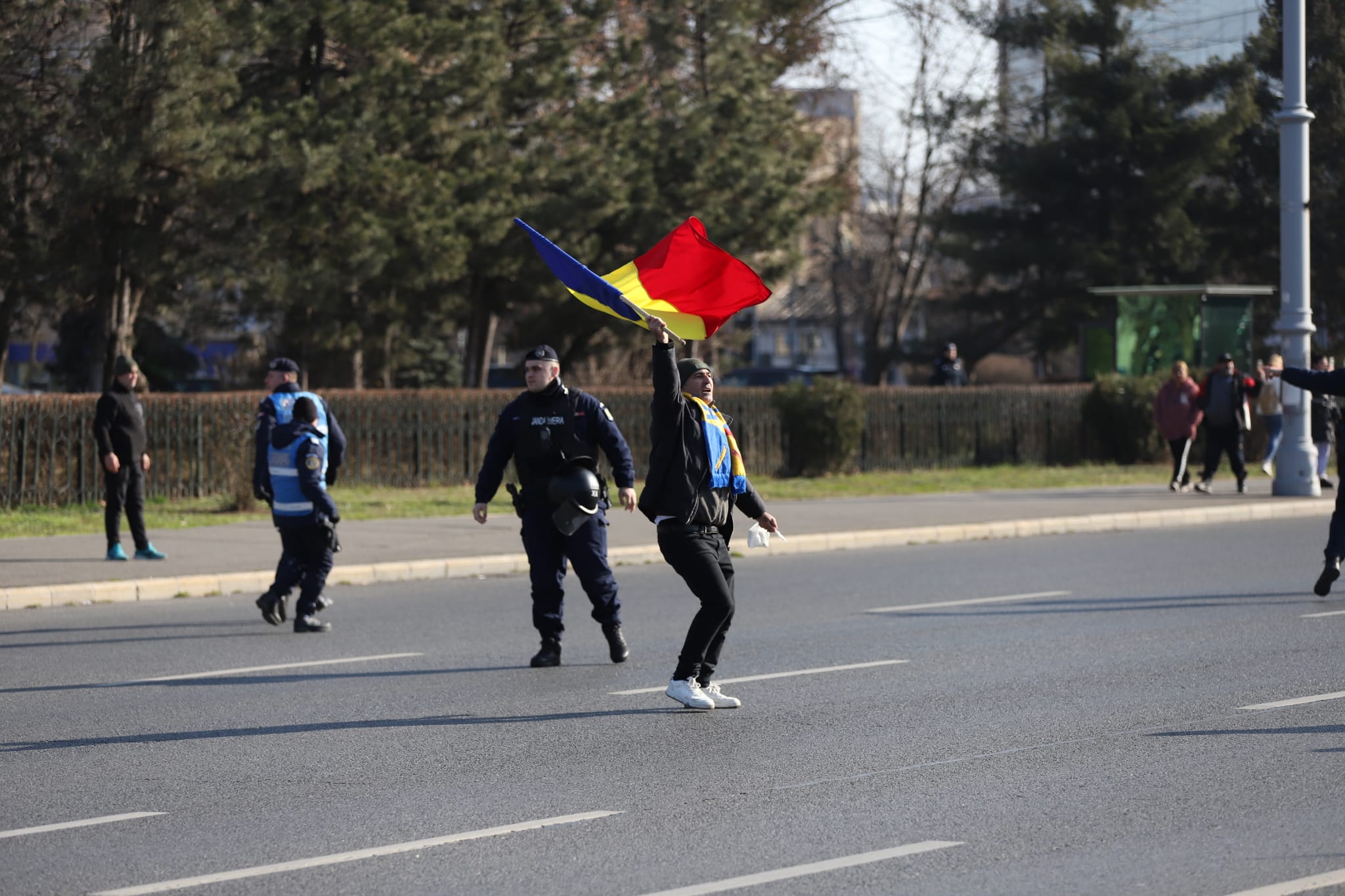Patru dosare penale şi cinci amenzi, după protestul din Piaţa Victoriei. Jandarmii au folosit gaze lacrimogene