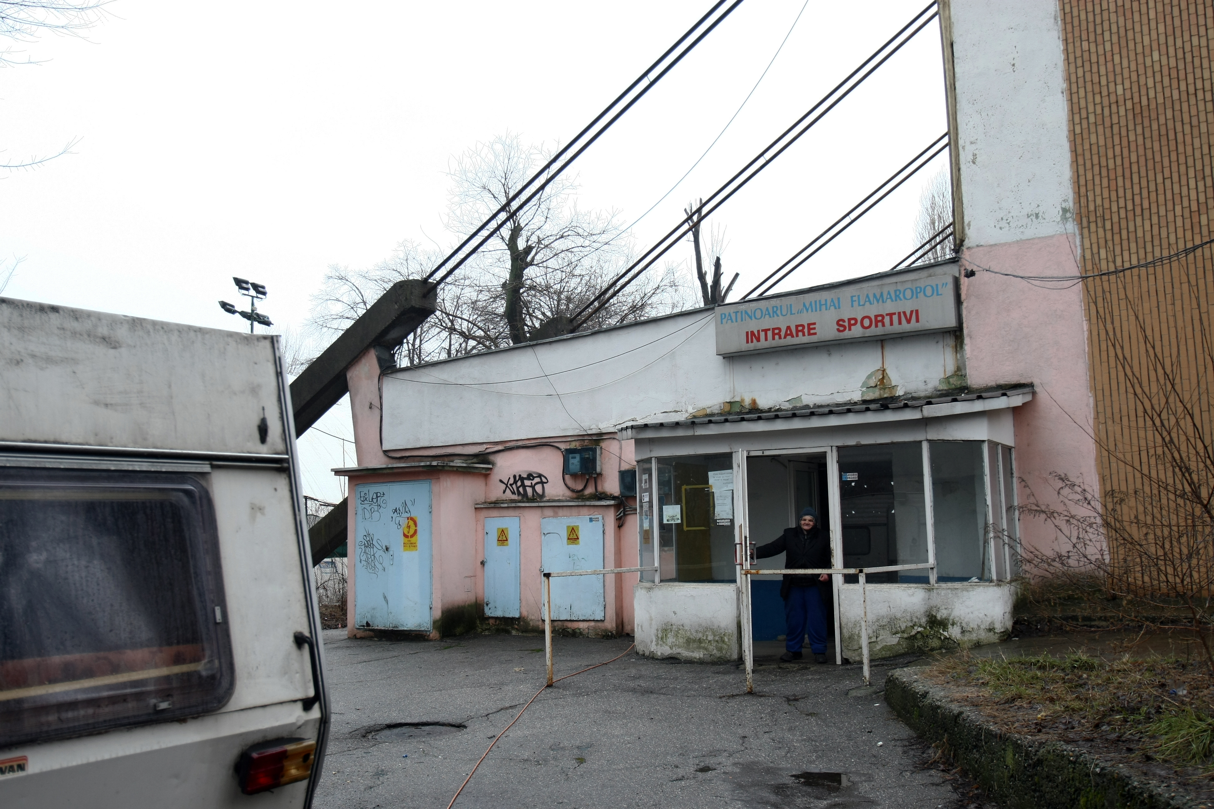 Patinoarul "Flamaropol" e o ruină. Reconstrucția întârzie / GALERIE FOTO