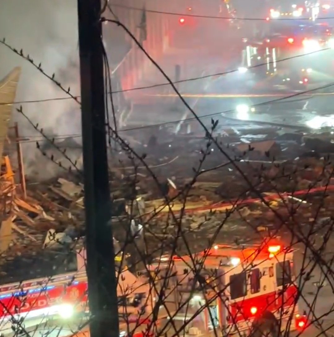 O fabrică de ciocolată a explodat, în Pennsylvania. Sunt doi morți, 9 dispăruți și mai mulți răniți. VIDEO