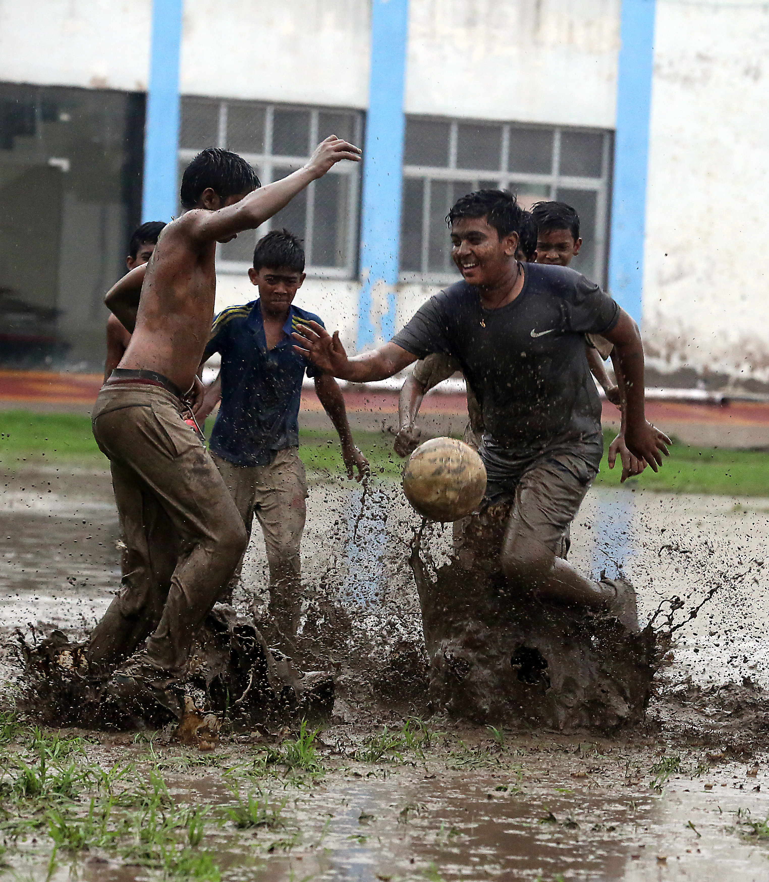 Copiii din India joacă fotbal în noroi, inspirați de idolii de la Cupa Mondială 2018 | GALERIE FOTO&VIDEO