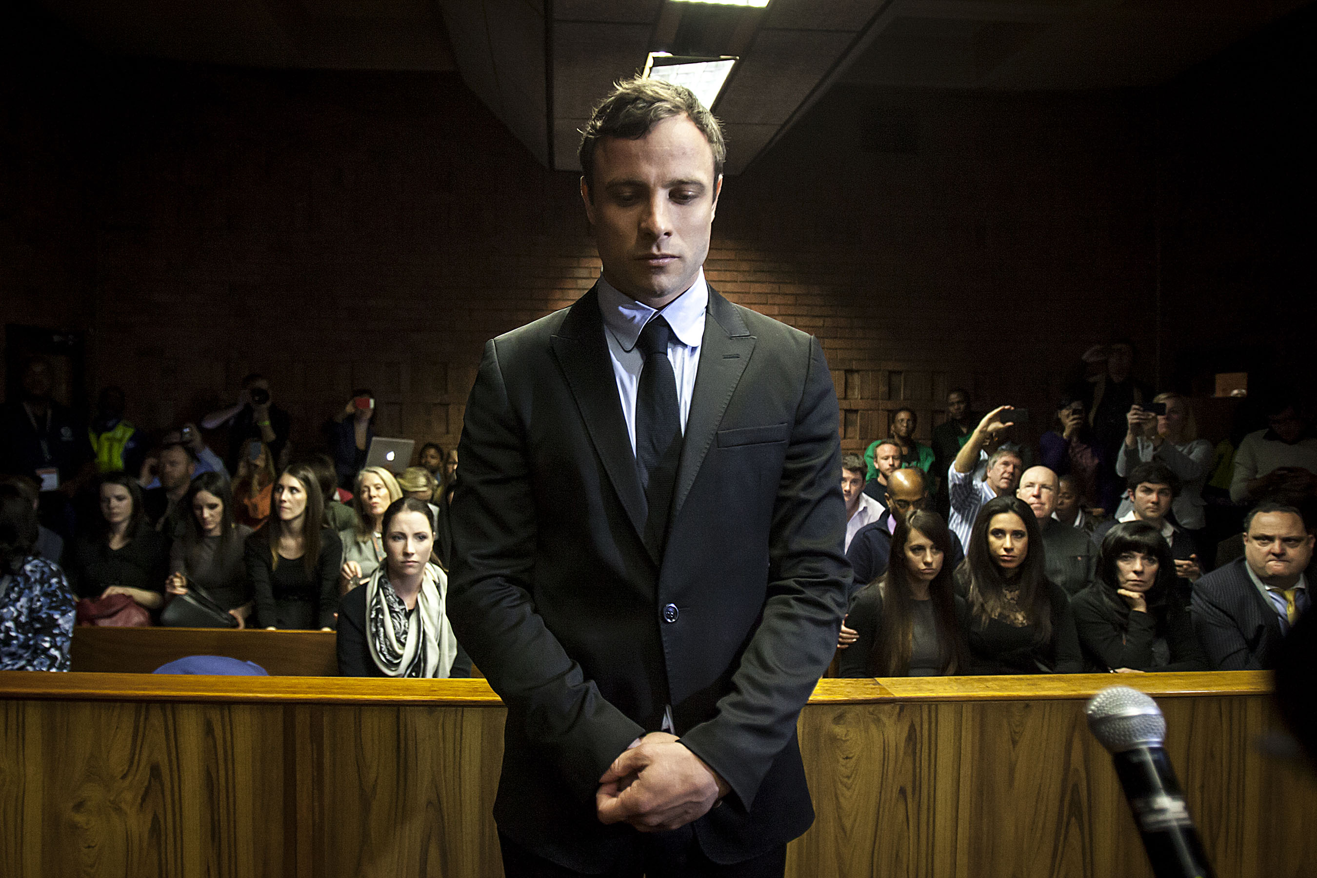 Și-a ucis soția, dar acum e liber. Atletul paralimpic sud-african Oscar Pistorius a ieșit din pușcărie după un an. Parchetul a făcut apel împotriva condamnării sale și vrea altă încadrare
