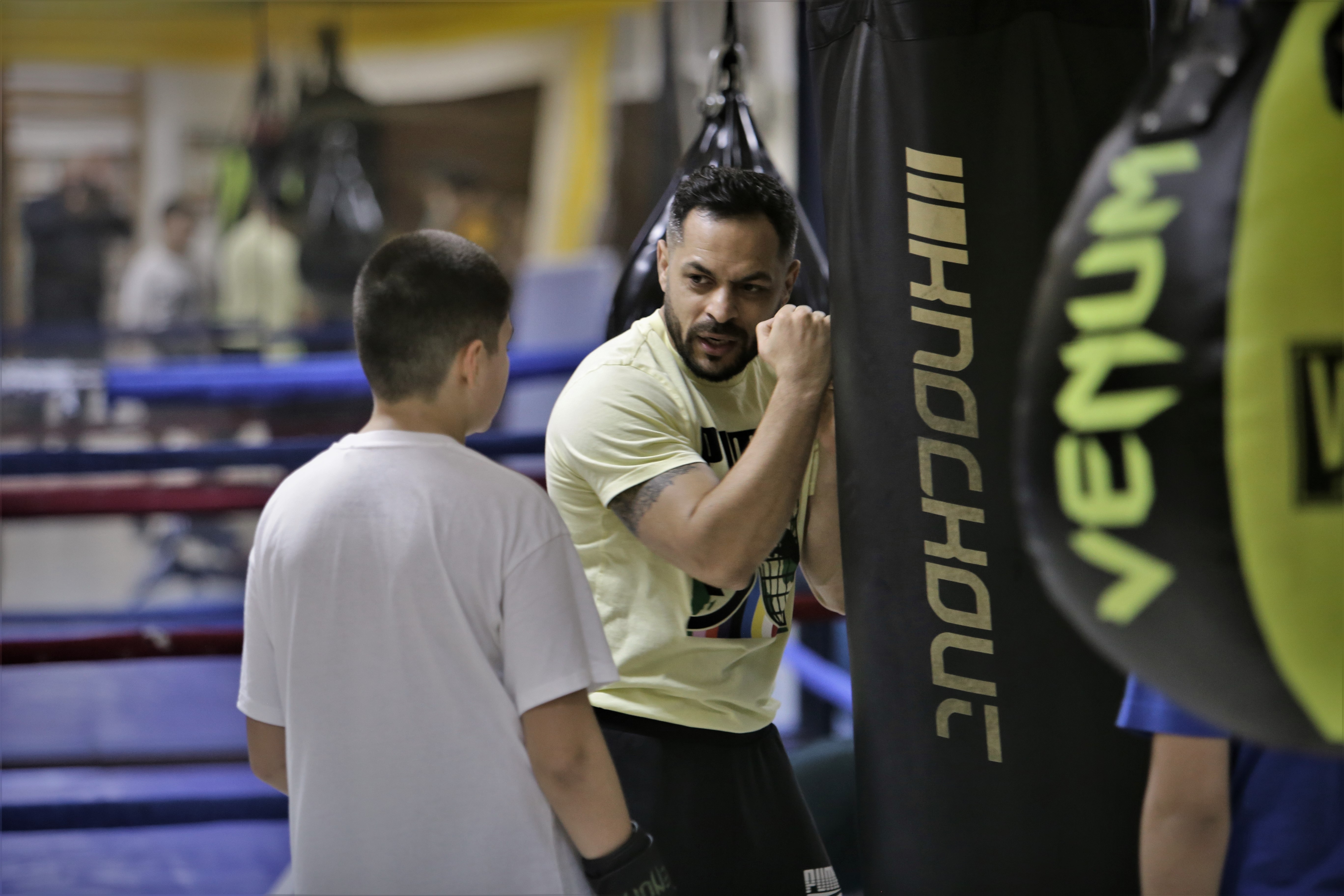 Fight Club de Pipera! Într-o sală din nordul Capitalei, un fost boxer învață mai mulți copii să devină campioni, iar pe corporatiști - să se apere: „Aici ei sunt familia mea”