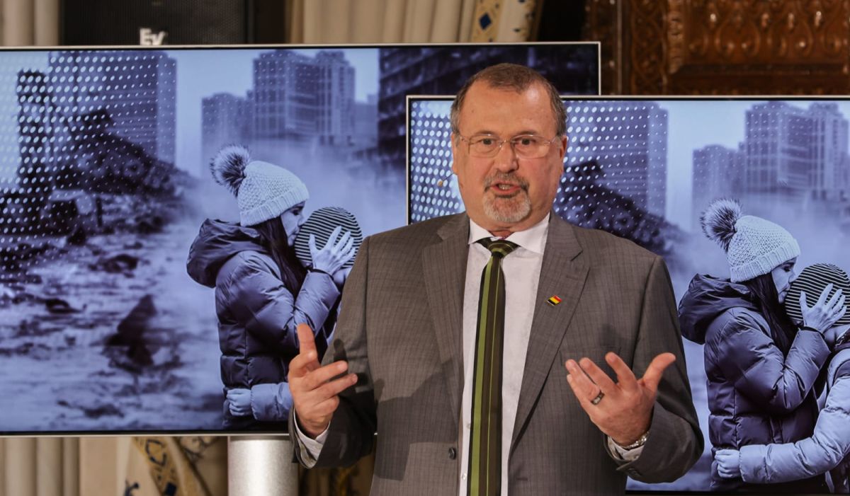 Imaginile nevăzute la dezbaterea electorală de la TVR, la care n-a vrut să vină George Simion. Ce carte citea Victor Ponta