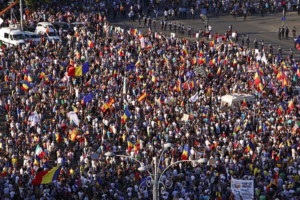 LIVE TEXT/ Mitingul diasporei, în Piața Victoriei. Război total între jandarmi și huligani (FOTO&VIDEO)