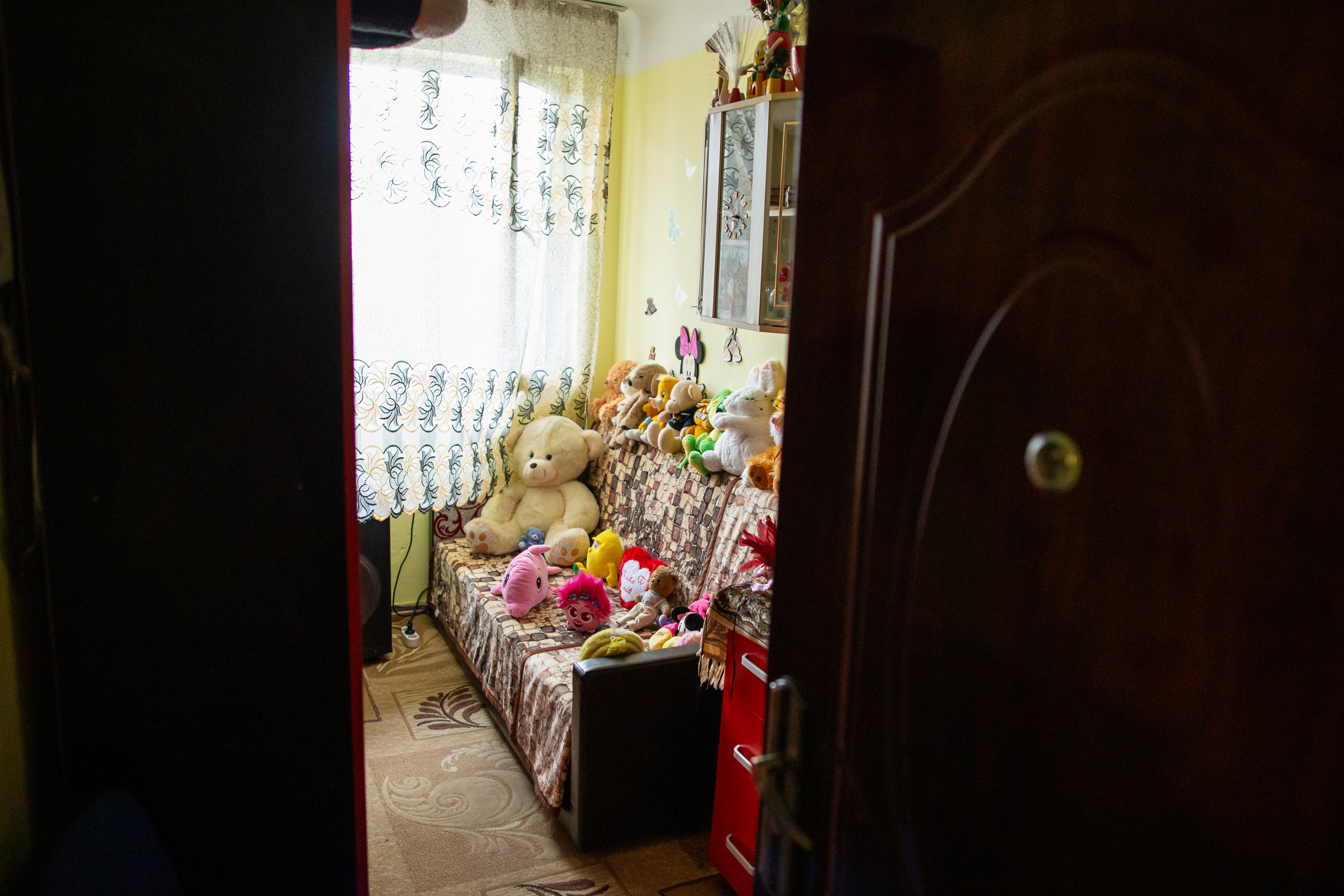 Oameni fără nici o armă în fața coronavirusului. Igienă la lighean și veceuri turcești în ”blocurile grecești” din Ștefănești
