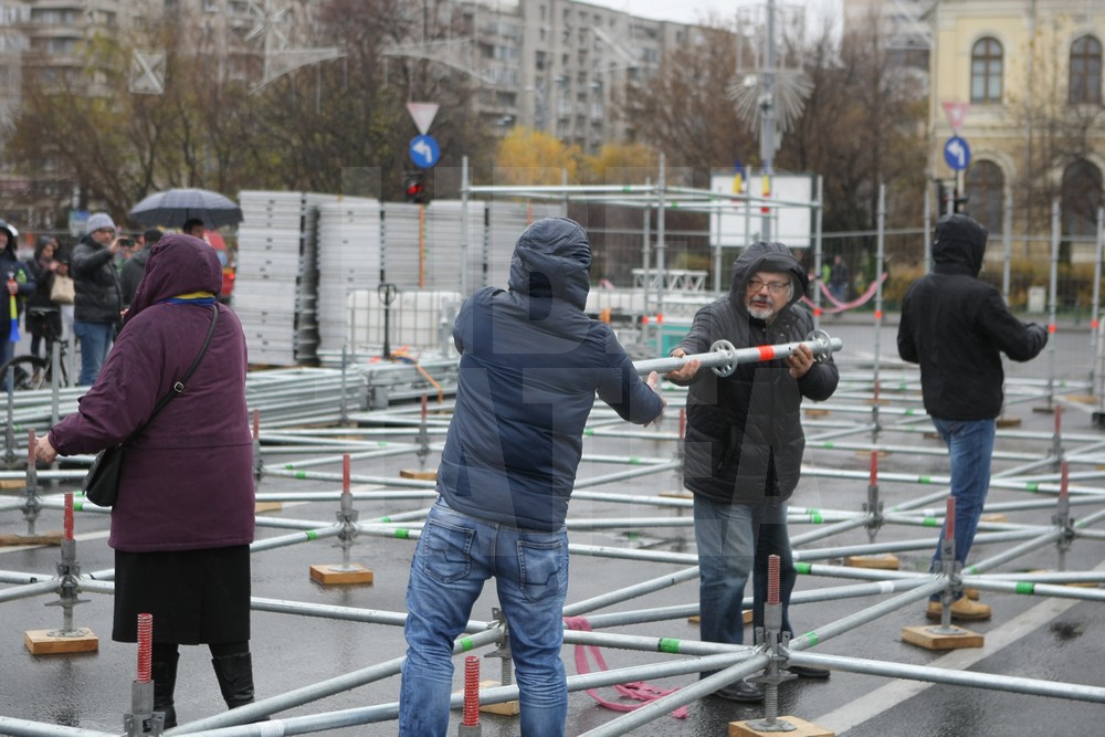 UPDATE. Protest și incidente în Piața Victoriei. Anchetă MAI după împiedicarea organizării târgului de Crăciun/ FOTO