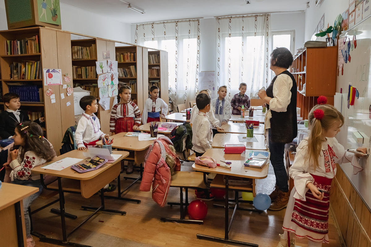 SPERANȚĂ. Într-o școală din Olt, o profesoară îi învață pe copiii cu părinți în străinătate să creadă că tinerii pot reuși și în țară: „Se pot realiza oriunde, numai să găsească oamenii potriviți”
