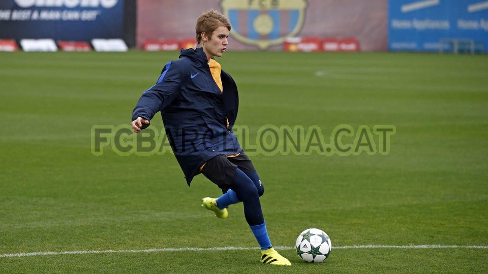 Justin Bieber s-a antrenat împreună cu vedetele echipei FC Barcelona / GALERIE FOTO&VIDEO