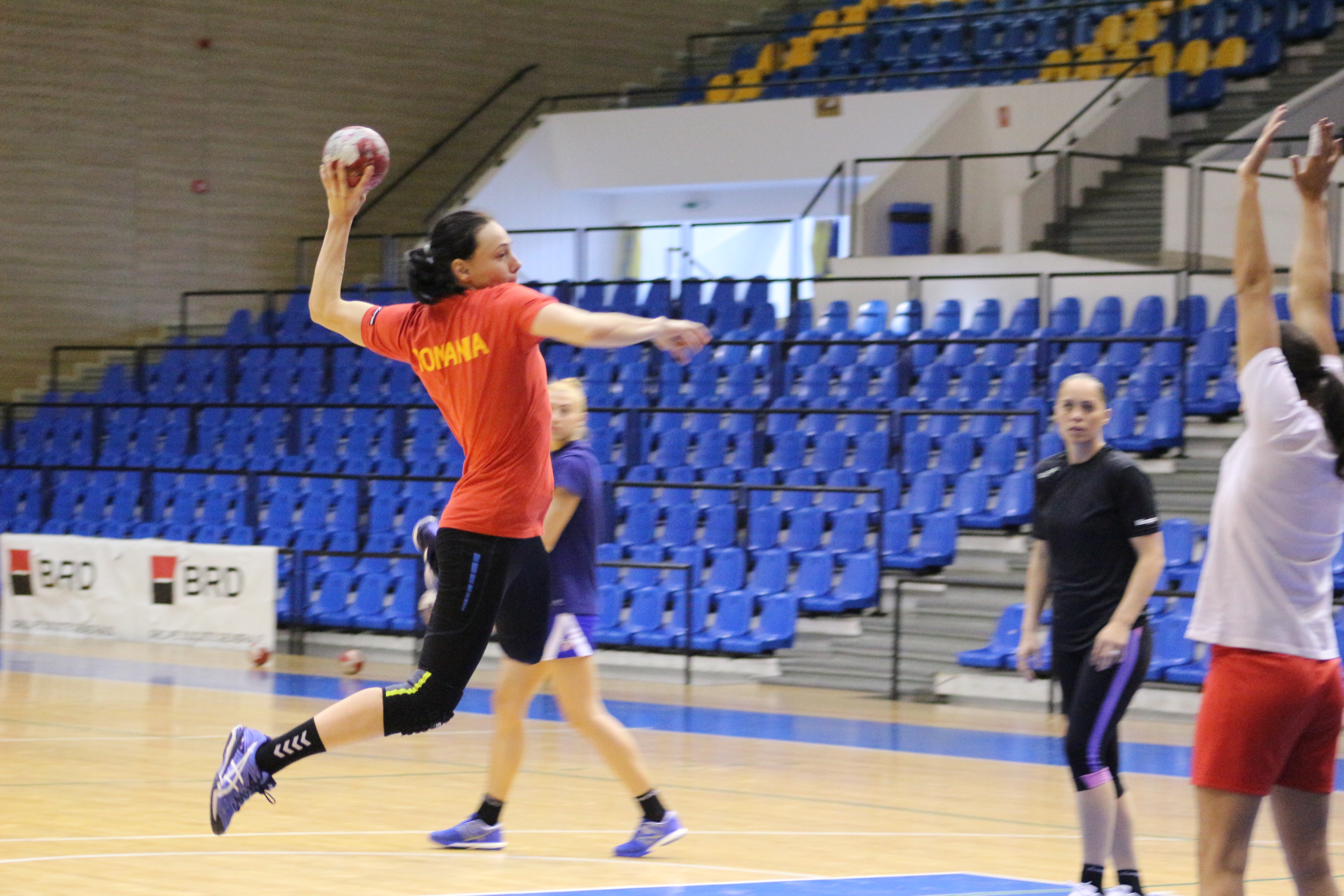Ola-Rio! Fetele din naționala de handbal pregătesc la Ploiești calificările europene și turneul olimpic. Cristina Neagu era să se accidenteze! FOTO&VIDEO