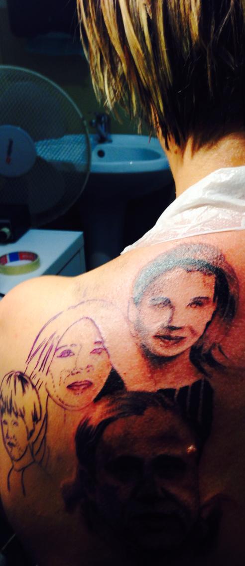 GALERIE FOTO / SENZAŢIONAL! Prodanca şi-a tatuat toată familia pe spate