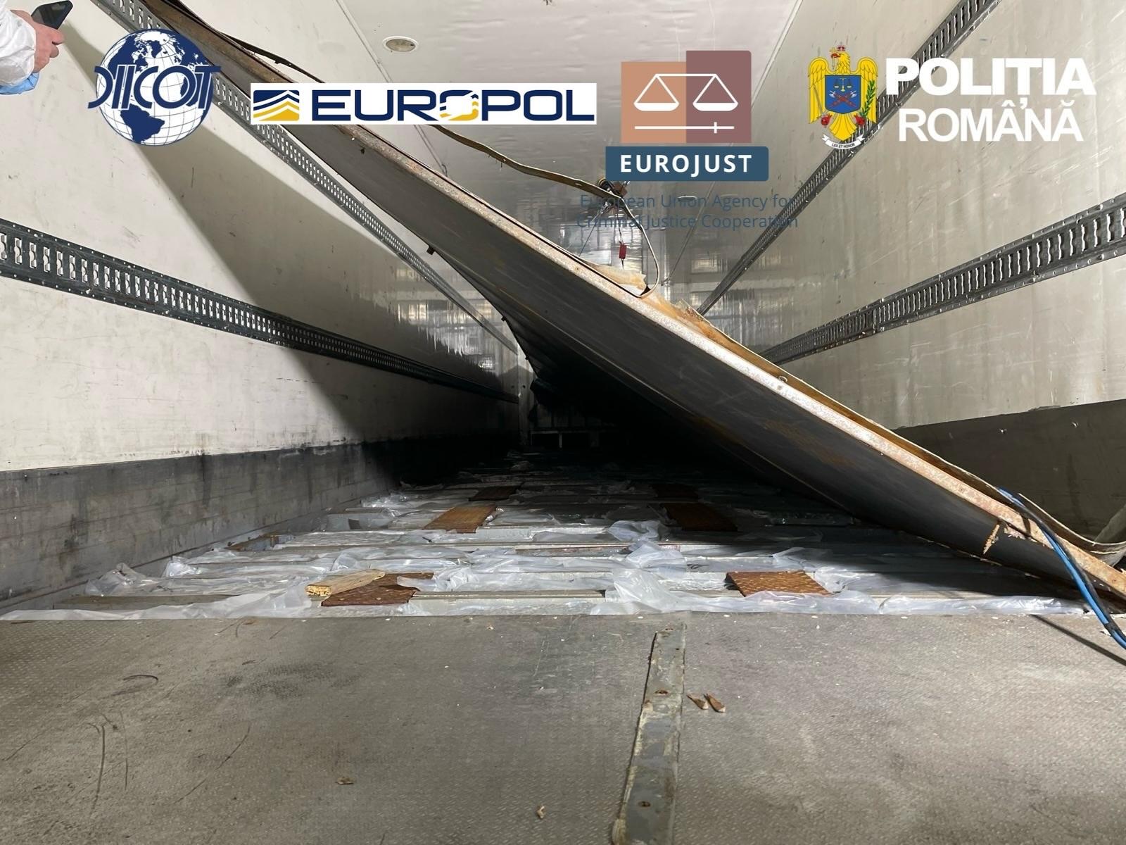 Șoferi români de TIR au transportat 1,7 tone de droguri în Europa, pentru traficanți albanezi, în compartimente secrete