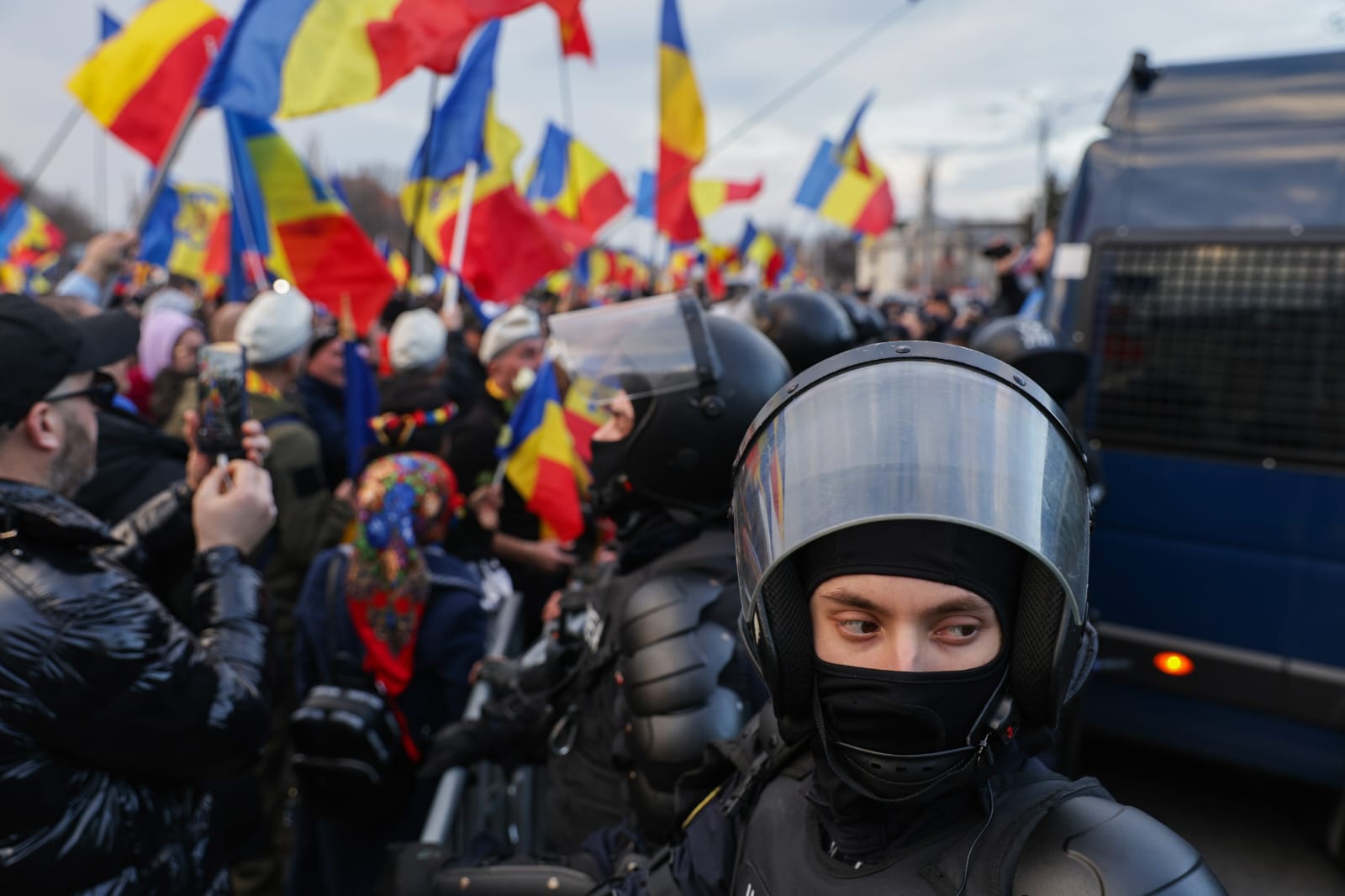 Susținătorii lui Călin Georgescu s-au îmbrâncit cu jandarmii în Piața Victoriei și au aruncat cu petarde și obiecte metalice. Ce amenzi s-au dat