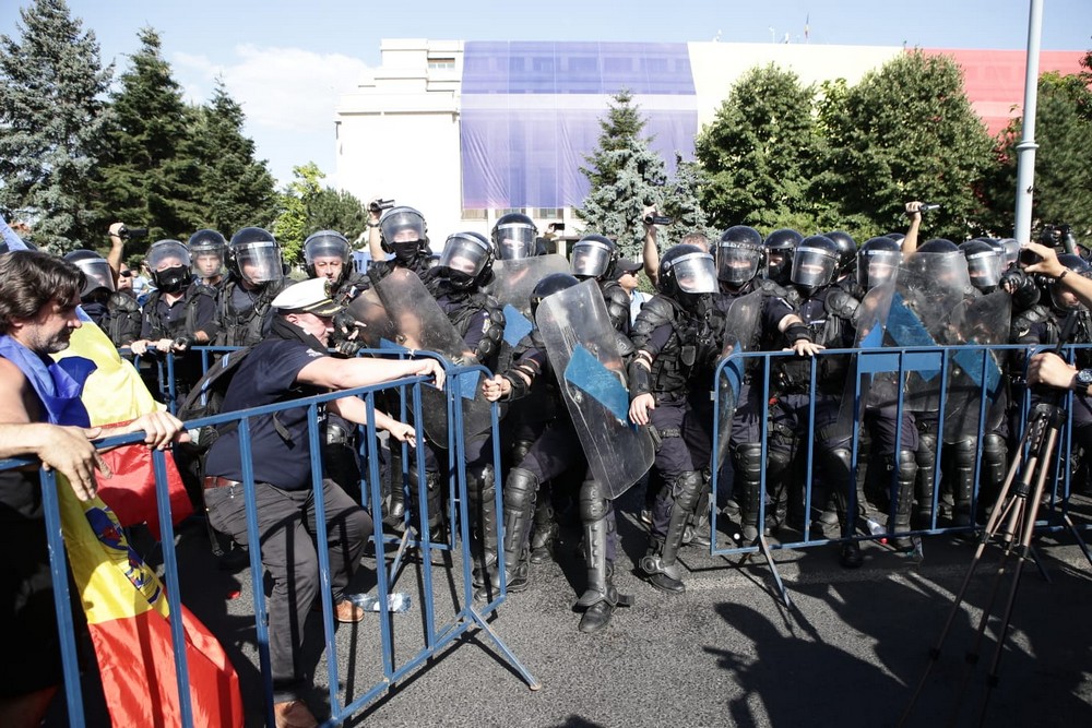 UPDATE. Război de stradă între jandarmi și huligani, în Piața Victoriei. 452 de persoane rănite / VIDEO&FOTO