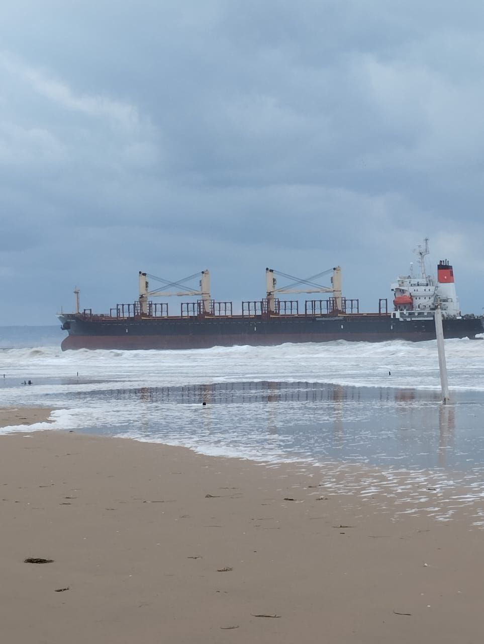Un uriaș vapor a fost luat de valuri din portul rusesc Taman și a eșuat după două ore pe o plajă a Mării Negre