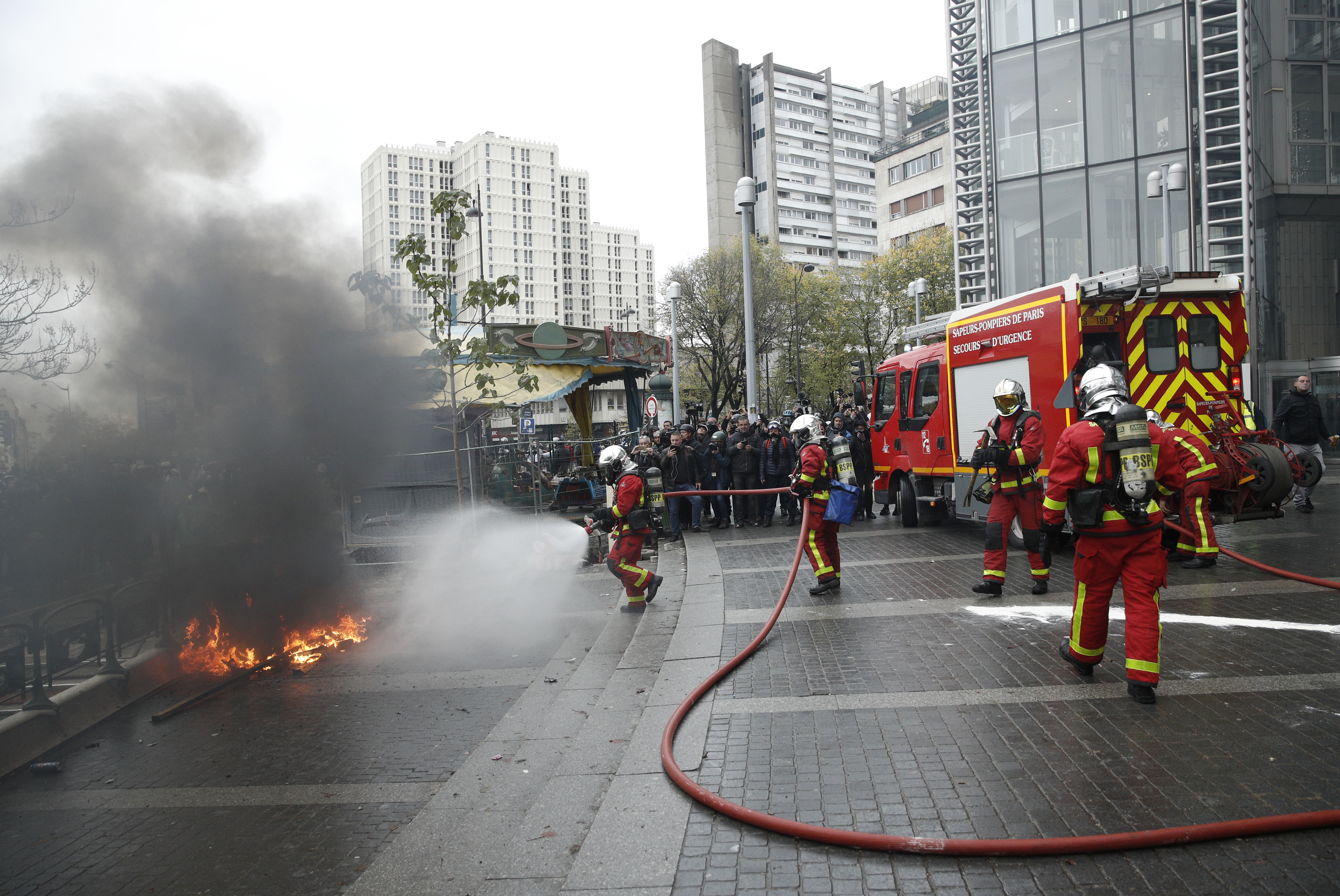 UPDATE | Noi violențe la Paris, la aniversarea unui an de la protestele „Vestelor Galbene”. Polițiștii au folosit gaze lacrimogene și au reținut peste 100 de persoane