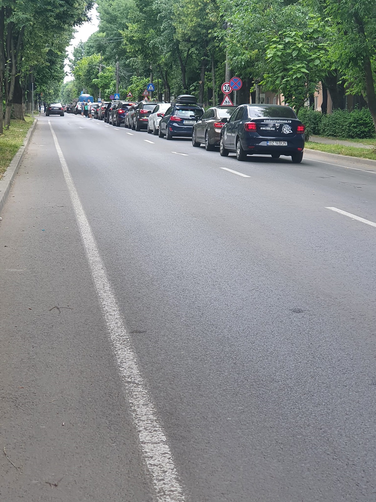 Orașul Giurgiu e blocat de mașinile turiștilor care stau peste 3 ore la coadă pentru a trece granița în Bulgaria. VIDEO