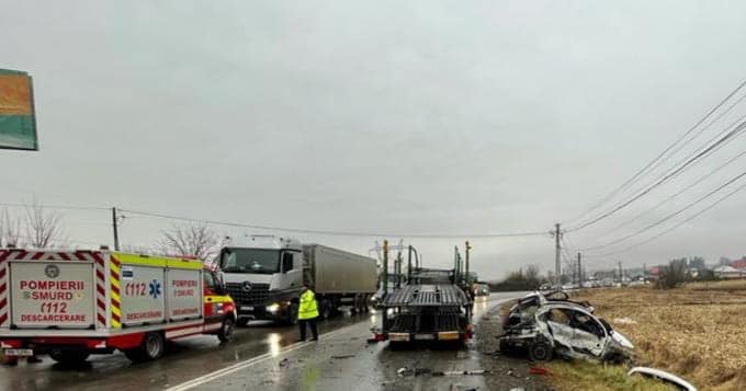 Citroen C3 complet deformat de impactul cu un TIR, în Suceava. Șoferița de 69 de ani a murit pe loc