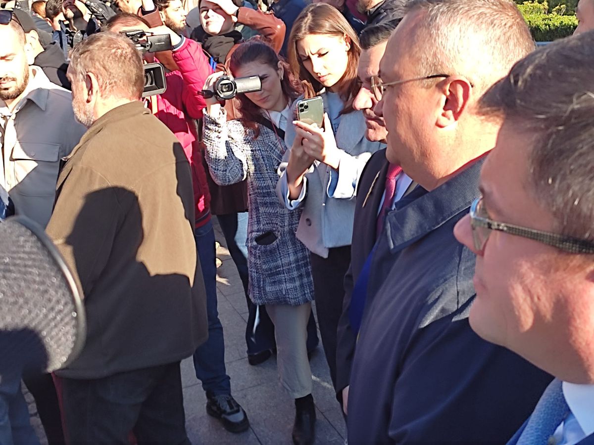 Candidații la prezidențiale au ajuns la slujba de la Catedrala Mitropolitană Iași, pentru Sfânta Parascheva