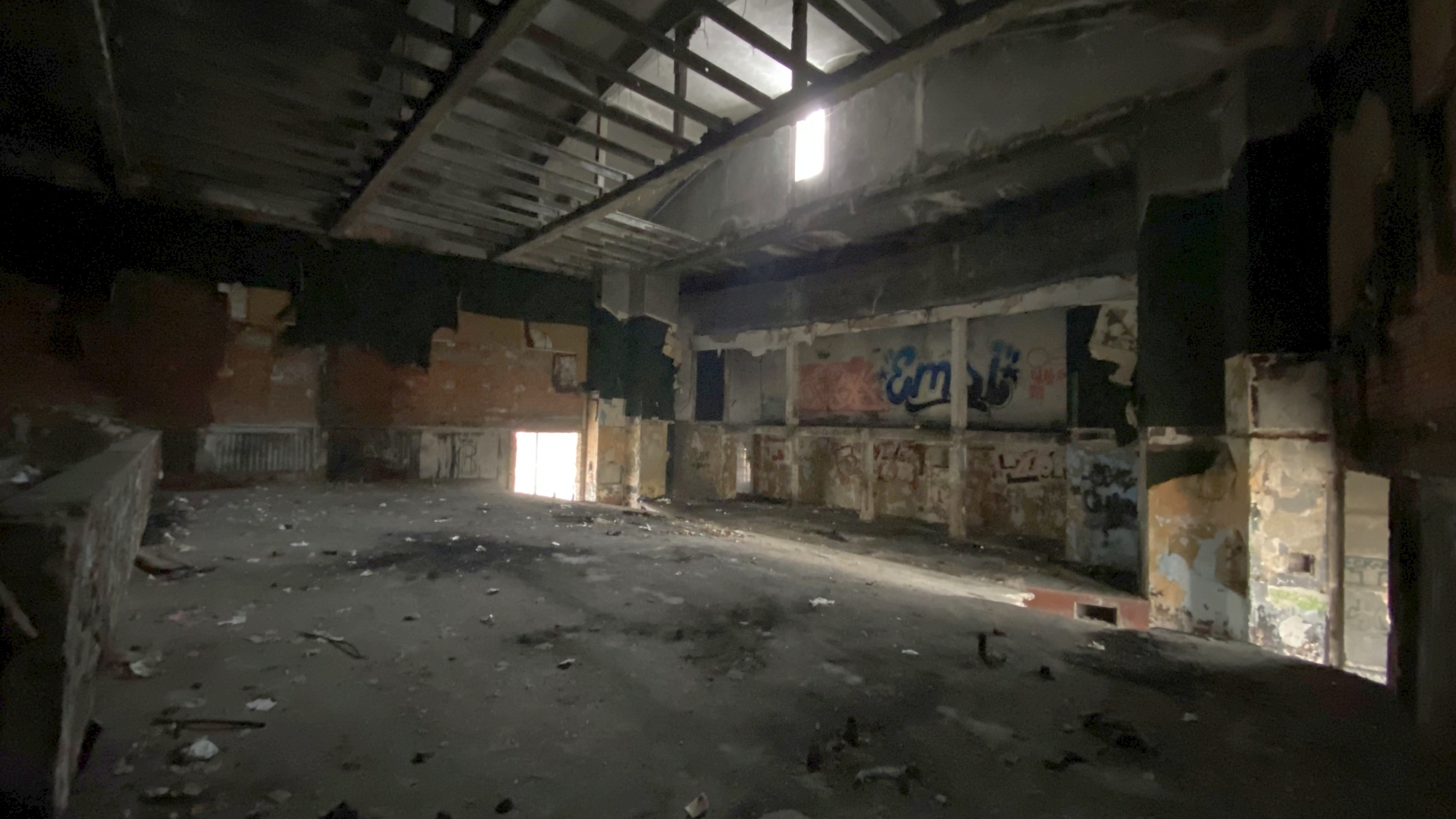 Cum arată la interior cinematograful Giulești, abandonat de autoritățile locale de mai bine de 20 de ani. Disputa dintre edili pe clădirea-simbol a cartierului