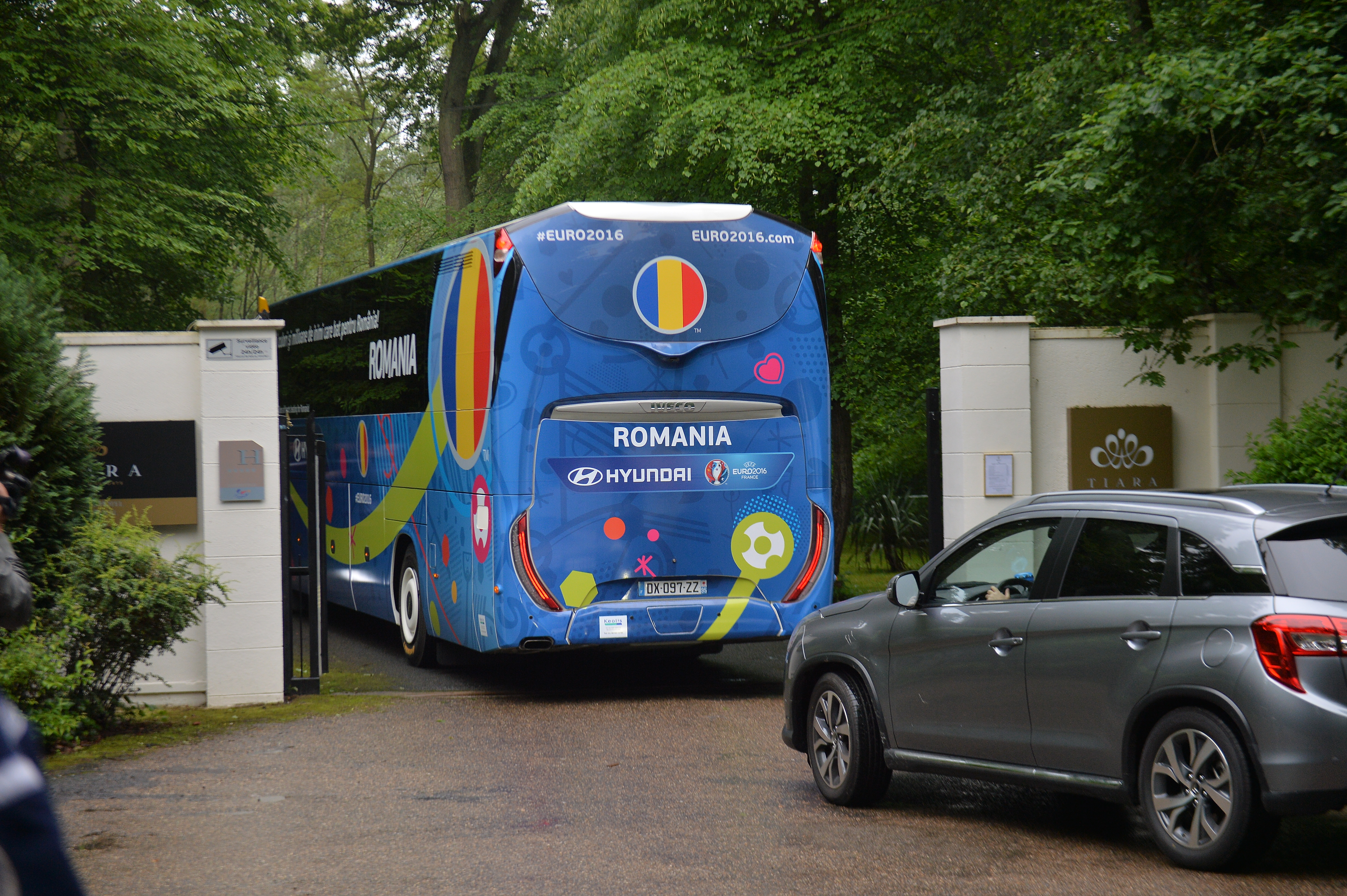 Euro 2016. Am debarcat în Franța! Tricolorii sunt în cantonamentul din La Chapelle-en-Serval. Păziți cu arma-n mână! Controlați antimină! Primul antrenament, de la 18:30 ! FOTO&VIDEO