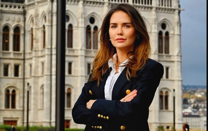 Megafonos influenszer lett a Fidesz frakció szóvivője